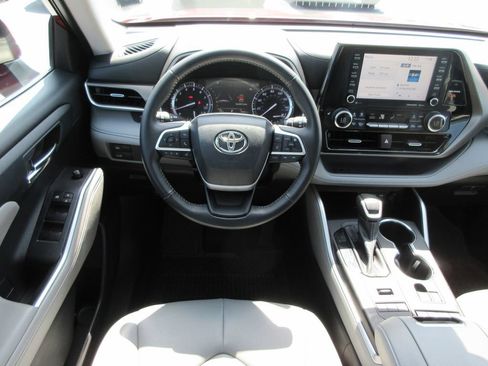 Used 2022 Toyota Highlander XLE AWD/4WD image 15