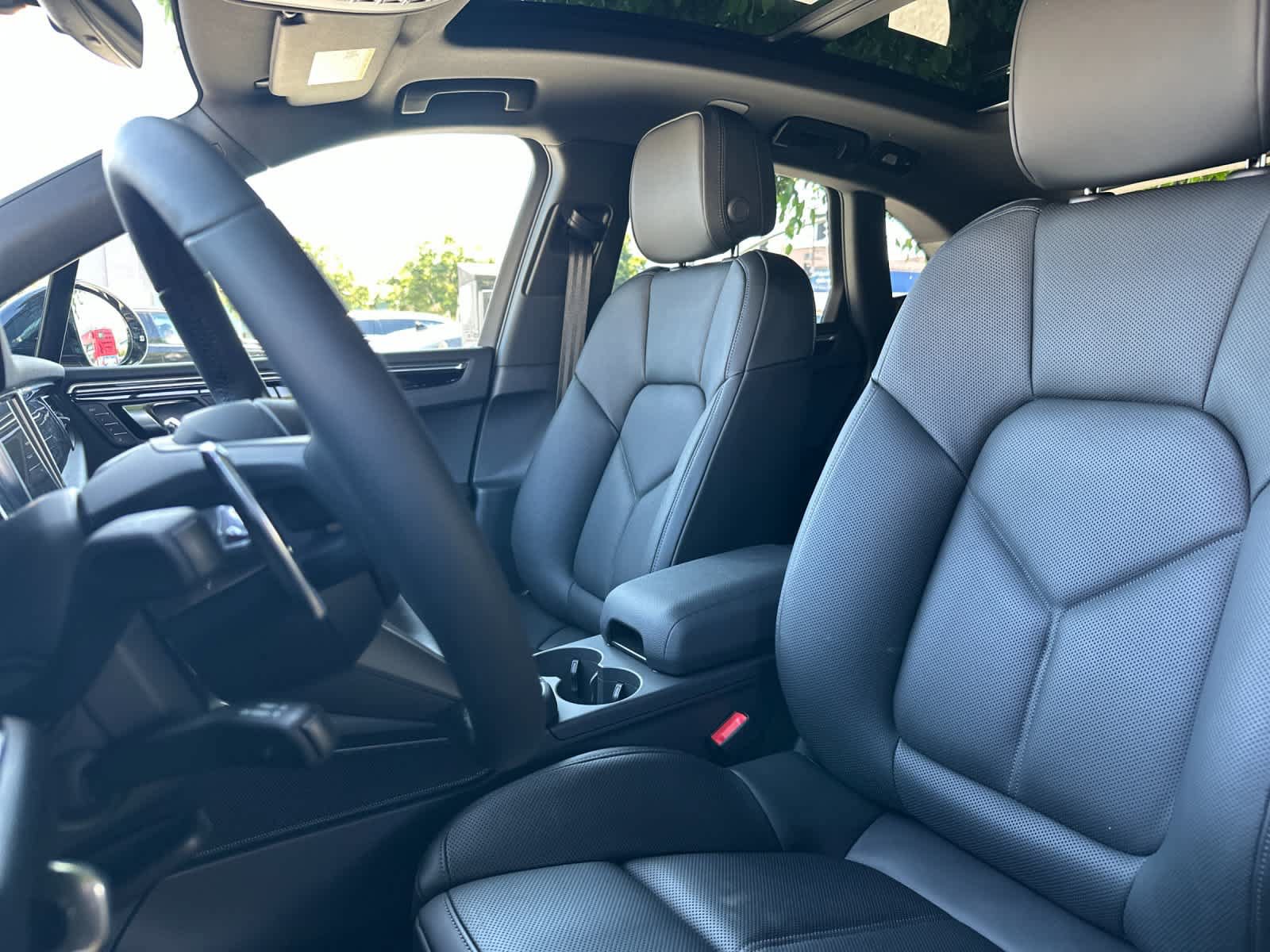 Certified 2025 Porsche Macan AWD/4WD image 5