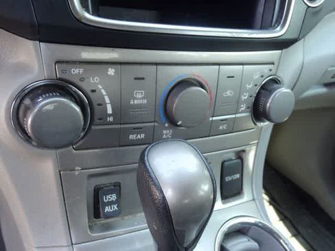 Used 2013 Toyota Highlander SE FWD image 14