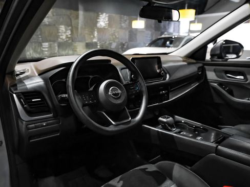Used 2022 Nissan Rogue SV FWD image 3