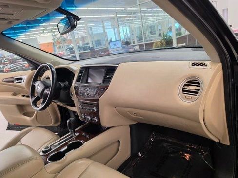 Used 2017 Nissan Pathfinder Platinum AWD/4WD image 8