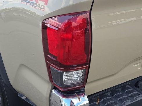 Used 2019 Toyota Tacoma TRD Off-Road AWD/4WD image 11