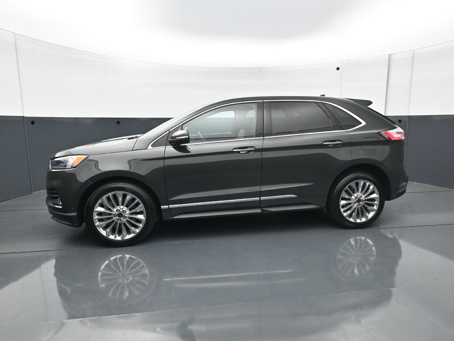 Used 2022 Ford Edge Titanium w/ Equipment Group 301A AWD/4WD image 3