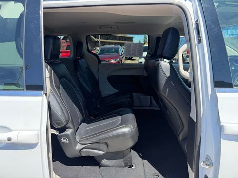 Used 2023 Chrysler Pacifica Touring-L FWD image 22