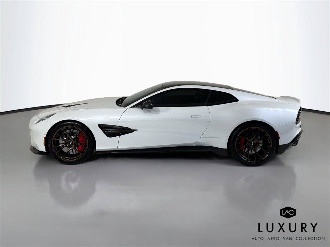 Used 2025 Aston Martin Vanquish RWD image 8