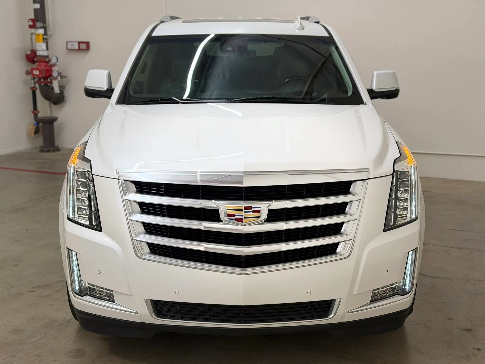 Used 2017 Cadillac Escalade Luxury AWD/4WD image 3
