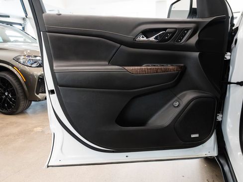 Used 2020 GMC Acadia Denali w/ Technology Package AWD/4WD image 17