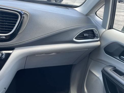 Used 2024 Chrysler Pacifica Limited FWD image 16
