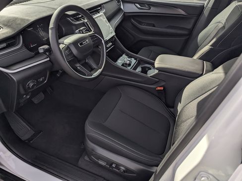 New 2025 Jeep Grand Cherokee Laredo w/ Luxury Tech Group I image 9