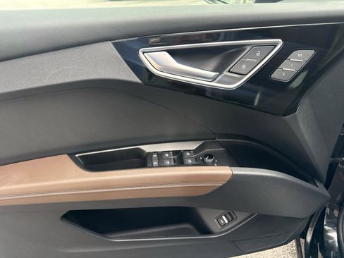 Certified 2022 Audi Q4 e-tron Prestige AWD/4WD image 7
