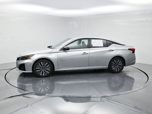 Used 2024 Nissan Altima 2.5 SV image 3