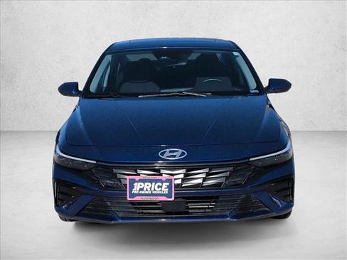 Used 2025 Hyundai Elantra SEL image 2