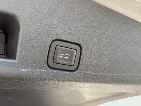 Used 2025 Chevrolet Traverse LT FWD image 10
