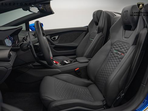 Used 2024 Lamborghini Huracan EVO image 23