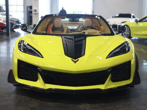 Used 2023 Chevrolet Corvette Z06 w/ Z07 Performance Package RWD image 3