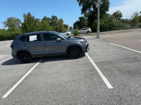 Certified 2025 Volkswagen Taos SE w/ Panoramic Sunroof Package FWD image 9