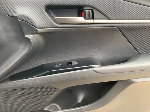 Used 2025 Toyota Camry SE image 19