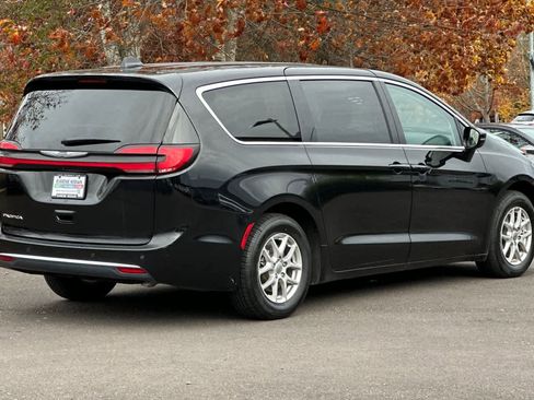Used 2024 Chrysler Pacifica Touring-L image 2