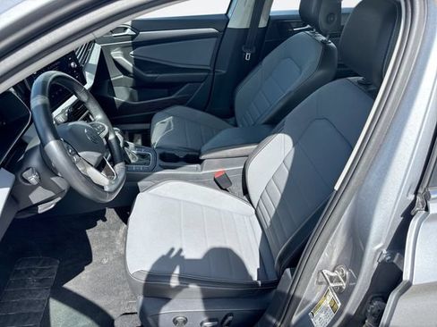 Used 2025 Volkswagen Jetta SE FWD image 11