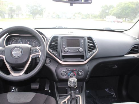Used 2014 Jeep Cherokee Sport FWD image 12