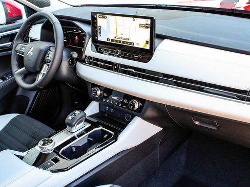 New 2025 Mitsubishi Outlander SE FWD image 43