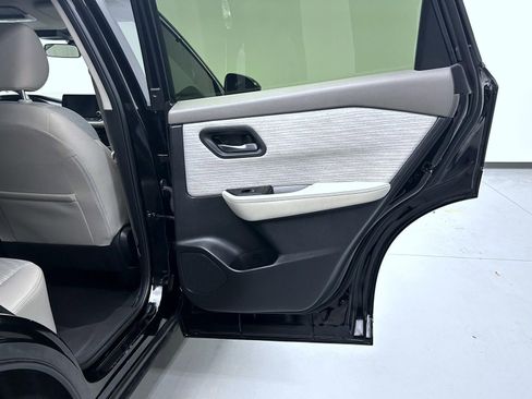 Used 2023 Nissan Rogue SV image 17