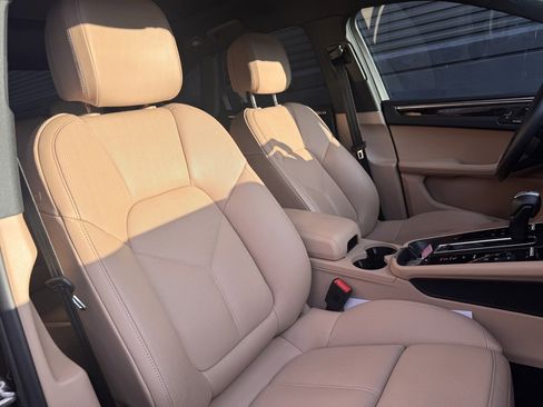 Certified 2025 Porsche Macan image 18