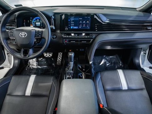 Used 2025 Toyota Camry SE FWD image 17