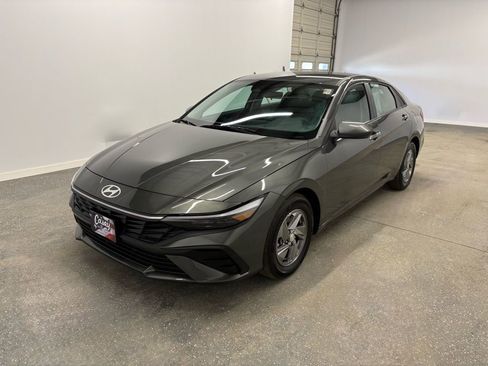 Used 2025 Hyundai Elantra SE image 5