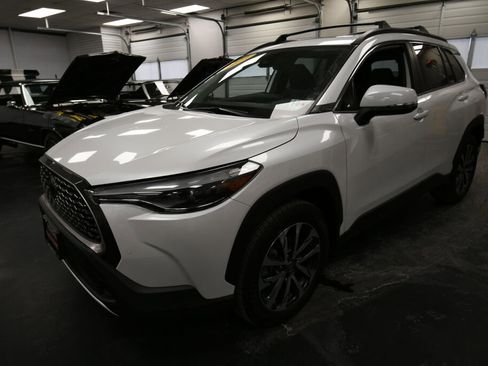 Certified 2022 Toyota Corolla Cross XLE image 3