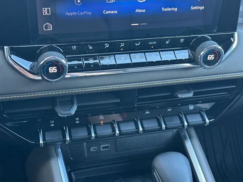 Used 2025 Chevrolet Colorado ZR2 w/ Technology Package AWD/4WD image 19