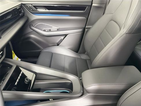 Certified 2026 Porsche Macan Electric RWD image 29