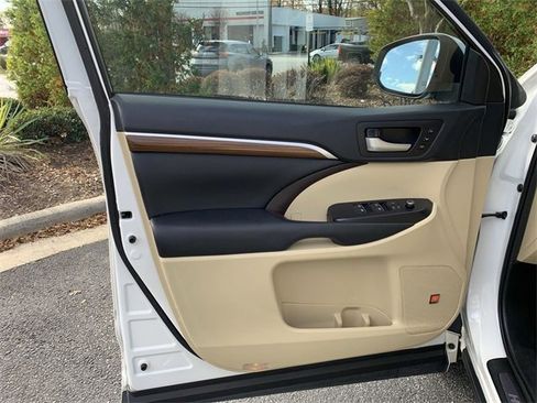 Used 2019 Toyota Highlander Limited Platinum image 17