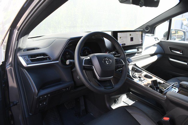 Used 2025 Toyota Sienna Limited AWD/4WD image 14