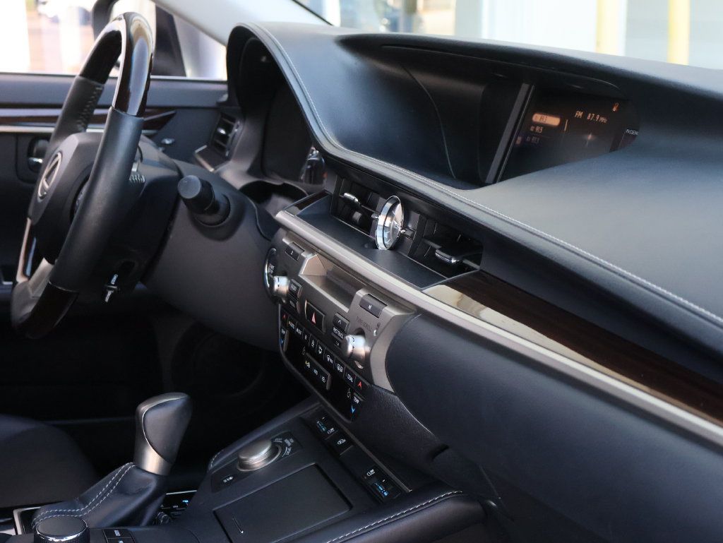Used 2016 Lexus ES 350 w/ Premium Package w/Wood Trim FWD image 10
