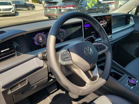 Used 2025 Volkswagen Tiguan SE FWD image 19