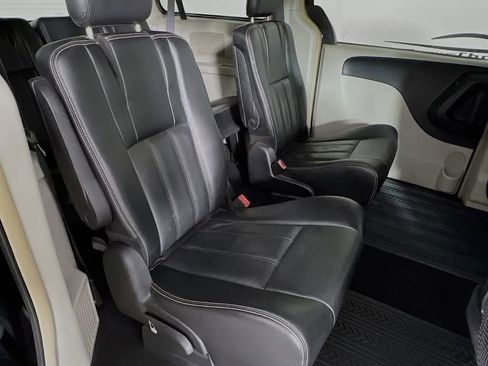Used 2014 Chrysler Town & Country Touring image 28