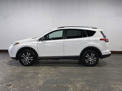 Used 2018 Toyota RAV4 LE image 7