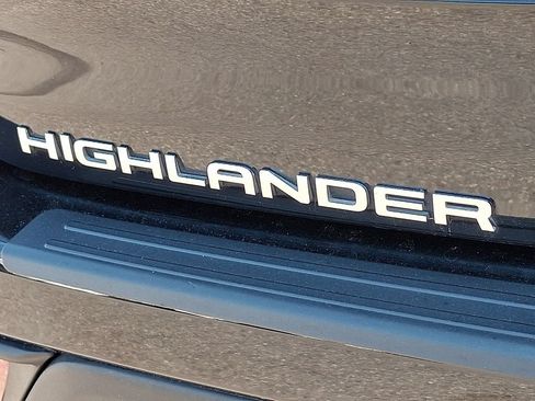 Used 2024 Toyota Highlander XLE AWD/4WD image 30