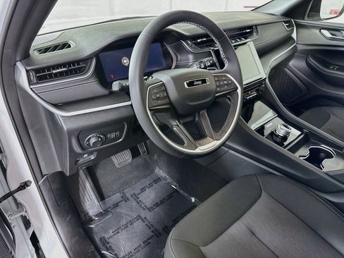 Used 2025 Jeep Grand Cherokee Laredo w/ MOPAR Finishing Package AWD/4WD image 17