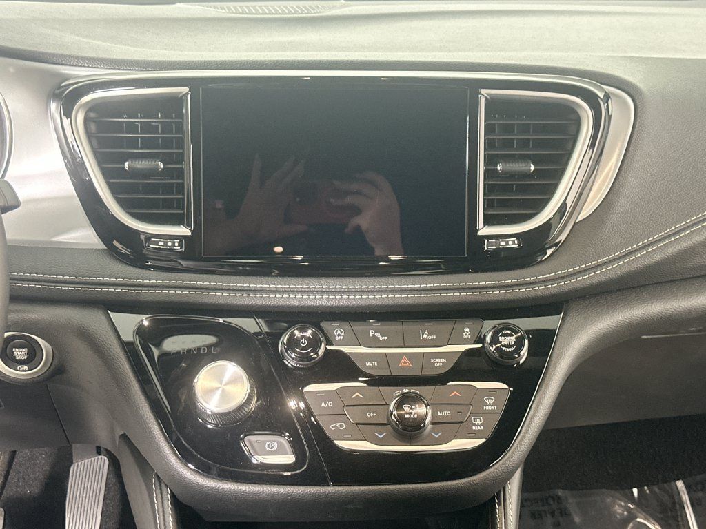Used 2025 Chrysler Pacifica Limited FWD image 20