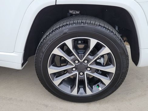 Used 2025 Jeep Grand Cherokee Overland w/ Advanced Protech Group III AWD/4WD image 15
