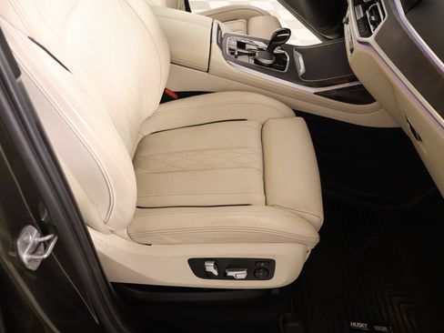 Used 2022 BMW X7 xDrive40i w/ M Sport Package AWD/4WD image 15