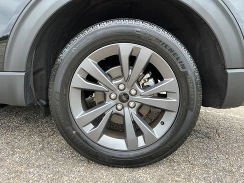 Used 2023 Ford Explorer XLT w/ Equipment Group 202A AWD/4WD image 15