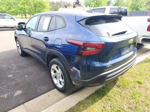 Used 2024 Chevrolet Trax LS w/ LS Convenience Package FWD image 2