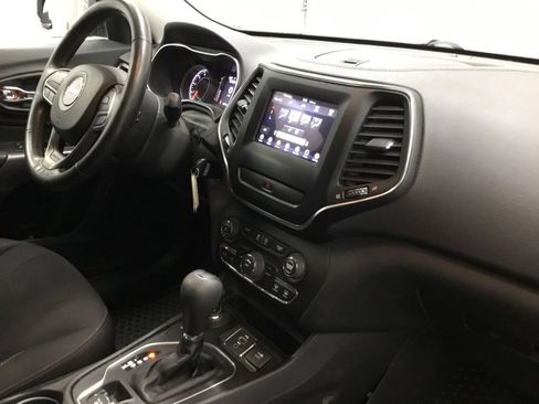 Used 2019 Jeep Cherokee Latitude w/ Cold Weather Group AWD/4WD image 21