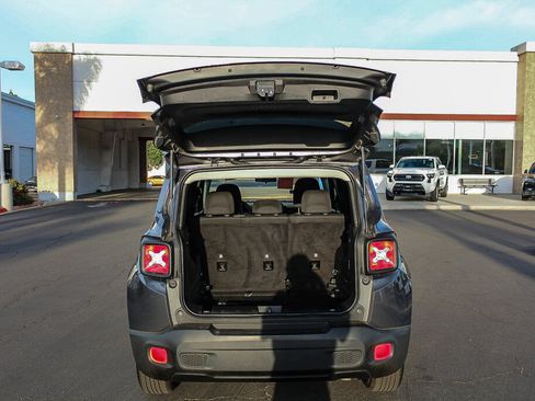 Used 2023 Jeep Renegade Latitude AWD/4WD image 17