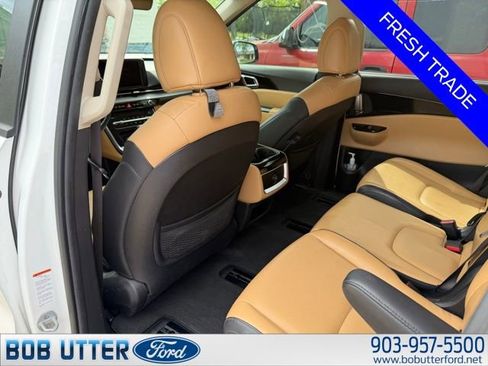 Used 2023 Kia Carnival EX image 10
