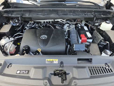 Used 2022 Toyota Highlander XLE AWD/4WD image 11