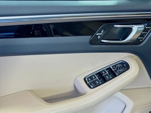 Certified 2025 Porsche Macan AWD/4WD image 13
